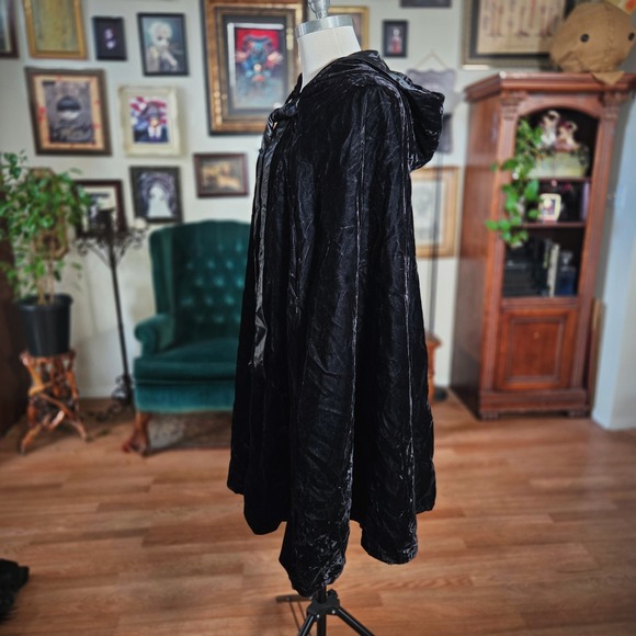 Vintage 90s Storybook Heirlooms Hooded Cloak Black Crushed Velvet Cape - Picture 5 of 8